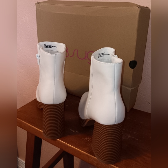 SUGAR SGR-WARRENT. 8M. CHECK OUT PICTURES FOR SCUFF MARK. Worn Once - Picture 4 of 7